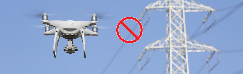 Drone cerca de una línea eléctrica